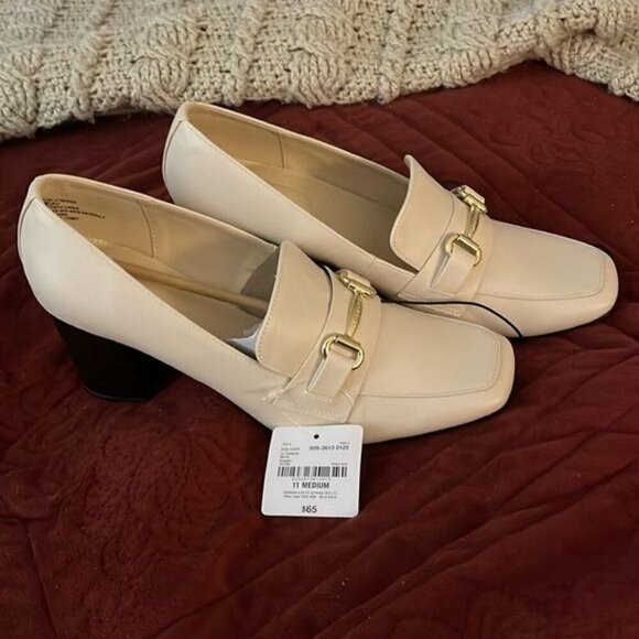 Liz Claiborne Women’s sz  11 M Cream‎ Morris Block Chunky Heel NWT w/gold tone - Picture 1 of 16